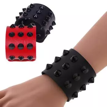 Широкий кожаный браслет в три ряда с преувеличенными коническими шипами в стиле панк чёрный