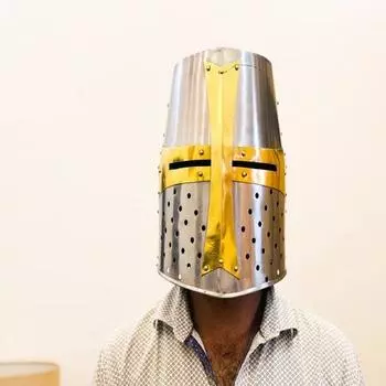 Шлем Святого Тамплиера Средневековый стальной шлем с латунным крестом на деревянной подставке