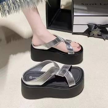 Шлепанцы на танкетке, толстой подошве, крутые, женские, летние, новые, для улицы, увеличивающие рост, на платформе, повседневные, модные, серебристые, пляжные, с перемычкой 35 серебряный