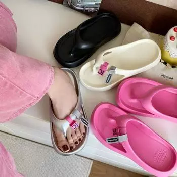 Шлепанцы на толстой подошве для женщин, лето 2024 г., новые сандалии на платформе с клипсами, женские нескользящие пляжные тапочки для девочек, уличные слайды 40-41