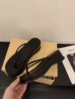 Шлепанцы на толстой подошве с застежкой-липучкой, новинка 2025 года, летняя верхняя одежда, праздничные босоножки на танкетке 35 чёрный