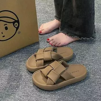 Шлепанцы Женщина в модных новых летних пляжных тапочках на платформе Женщина 35