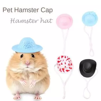 Шляпка хомяка украшена маленькой шапочкой попугая и золотого медведя.