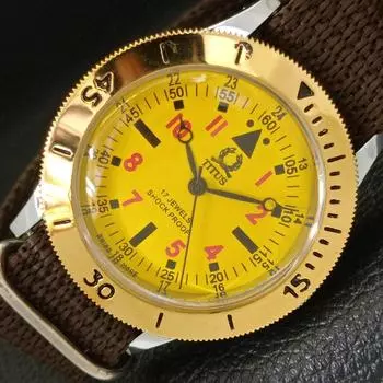 ШВЕЙЦАРСКИЕ 40 ММ МУЖСКИЕ ЧАСЫ TITUS ВОССТАНОВЛЕННЫЕ С ПОВОРОТНЫМ БЕЗЕЛЕМ И ЖЕЛТЫМ ЦИФЕРБЛАТОМ 430512-2 R103-a430512