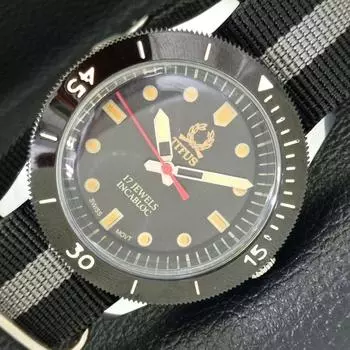 ШВЕЙЦАРСКИЕ 40 ММ МУЖСКИЕ ЧАСЫ TITUS ВОССТАНОВЛЕННЫЕ С ПОВОРОТНЫМ БЕЗЕЛЕМ И ЧЕРНЫМ ЦИФЕРБЛАТОМ a430753-2 R104-a430753