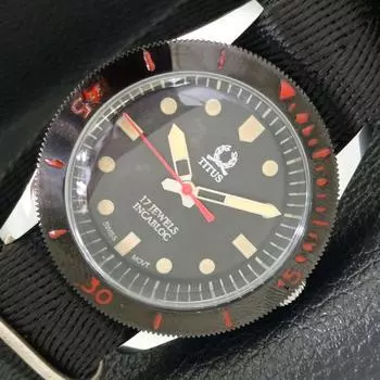 ШВЕЙЦАРСКИЕ 40 ММ МУЖСКИЕ ЧАСЫ TITUS ВОССТАНОВЛЕННЫЕ С ПОВОРОТНЫМ БЕЗЕЛЕМ И ЧЕРНЫМ ЦИФЕРБЛАТОМ a430701-2 R104-a430701