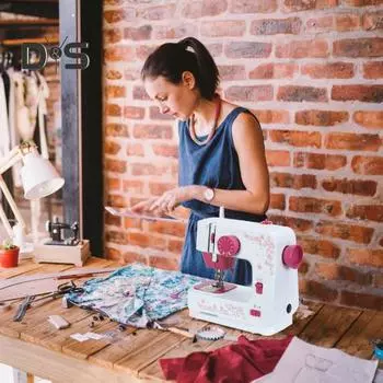 Швейная машина с 12 встроенными стежками, прижимными лапками и педалью, набор швейных принадлежностей для начинающих, профессиональных, бытовых, портативных, мини-электрических швейных машин US Plug