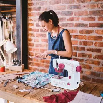 Швейная машина с 12 встроенными стежками, прижимными лапками и педалью, набор швейных принадлежностей для начинающих, профессиональная бытовая портативная мини-электрическая швейная машина US Plug