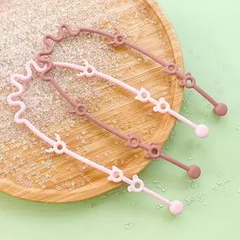 Силиконовая цепочка для соски обеспечивает надежную фиксацию детских игрушек и сосок, легко чистится и подходит ко всем детским аксессуарам зелёный