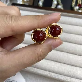 Симметричные серьги с красным жемчугом