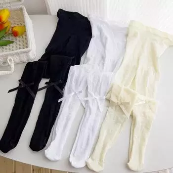 Симпатичная девушка в чулках с широким поясом, тонкая верхняя одежда S белый