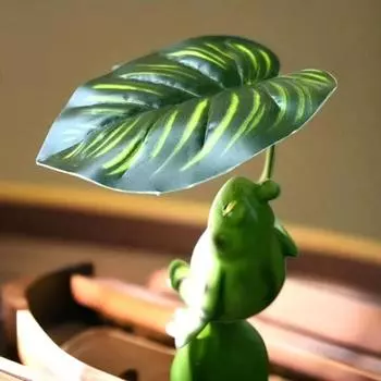 Симпатичная садовая статуэтка лягушки из смолы с листом, идеально подходящая для микроландшафтного декора на открытом воздухе во дворе или на террасе зелёный