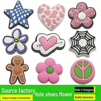 Симпатичное украшение из ПВХ-цветка для садовой обуви своими руками