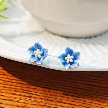 Симпатичные и универсальные серьги с цветком камелии для свежего и элегантного образа синий