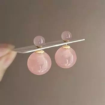 Симпатичные розовые серьги-шарики для женщин — уникальный дизайн со сладким и сказочным шармом розовый