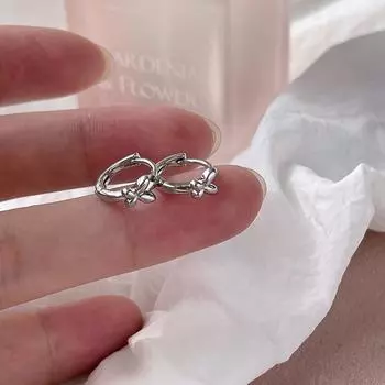 Simple and compact butterfly earrings for women s exquisite and versatile high-end earrings, light luxury ins style new ear buckles copper