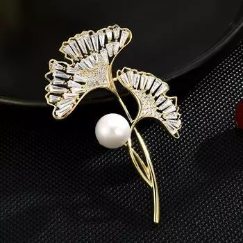 Простая и изысканная брошь высокого класса из гинкго билоба, атмосферная роскошь, медный позолоченный желтый и белый циркон, растительный корсаж белый