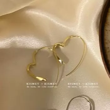 Simple Cold Style Love Heart Earrings Women s Stylish Stud Earrings 2025 New Arrival Best Selling Ear Ring Light Luxury Minority Classy Earrings Golden Heart Earrings Ear Hook