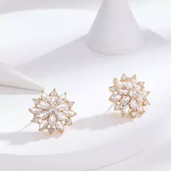 Simple, small and fresh Japanese and Korean style stud earrings, female inlaid zircon niche design, snowflake earrings, personalized full diamond