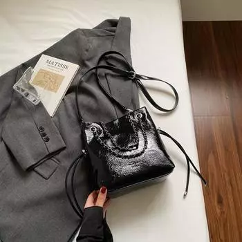 Simple texture chain bucket bag women s new niche versatile messenger bag fashionable commuter armpit bag