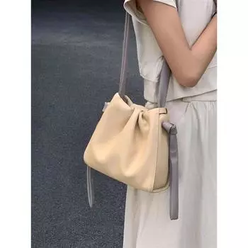 Simple wind 2024 новая ранняя весна симпатичная нишевая белая сумка контрастного цвета на одно плечо портативная сумка-мессенджер облако мешок светло-желтого