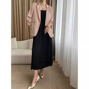 Синан SN3223: Легкая куртка из блестящего твилового атласа с плиссированными рукавами три четверти