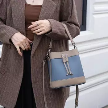 Сумка-ведро кроссбоди на одно плечо практичная кожаная модная женственная с высоким чувством стиля