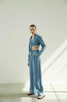 Синие широкие брюки со складками