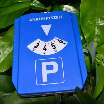 Синий цифровой парковочный таймер-диск со скребком для льда, 24-часовой дисплей, работа без батареек для повышенного соответствия парковочному счетчику и безопасности автомобиля 1pc синий