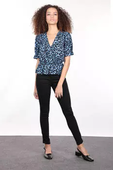 Синяя женская блузка с двубортным воротником и эластичной талией с рисунком