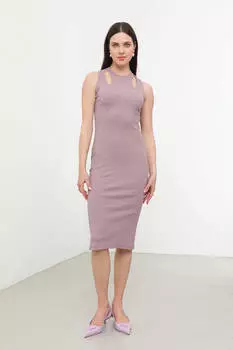 Сиреневое платье с окошком и разрезом на спине без рукавов
