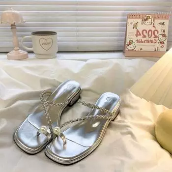 Сказочный ветер толстый каблук с плоским носком жемчужные классные тапочки женская одежда лето 2024 новые сандалии со стразами средний каблук римский носок 35 серебряный