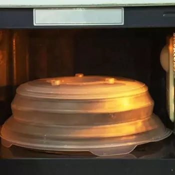 Складная брызгозащищенная крышка для микроволновой печи. Полупрозрачная крышка для микроволновой печи пищевого класса, не содержащая BPA. Магнитная брызгозащитная крышка для наведения. белый
