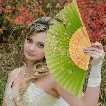 Складной веер для женщин, китайский винтажный ручной веер из имитации бамбука, шелка с цветочным узором и подвеской с кисточкой, деревянный веер Cheongsam для подиума чёрный
