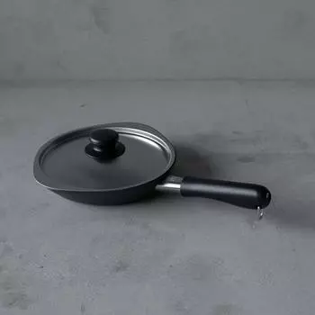 Сковорода из железа Sori Yanagi с азотированием и двойным волокном Tsubame Sanjo Разработана для предотвращения прилипания благодаря текстурированной поверхности с антипригарным покрытием, устойчивым к ржавчине серый