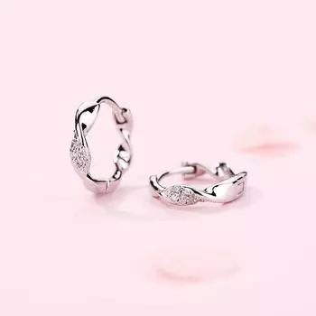 Скрученная микро-инкрустированная пряжка для ушей Gentle Wind, чтобы питать темперамент прокалывания ушей, модные простые серьги, новый стиль для женщин