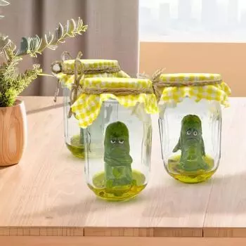 Скульптура сварливого маринованного огурца в прозрачной банке. Грустная тревожная фигурка из маринованных огурцов. Статуя. Украшение для домашнего офиса и рабочего стола. Рождественский подарок. A