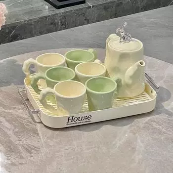 Слейте воду с кухонных полок, поставьте чашки в гостиной многоэтажного дома и храните подносы на столе. абрикосовый