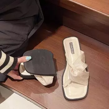 Slippers women s summer wear 2025 new niche French Internet celebrity super fire with skirt sandals small fragrance 35