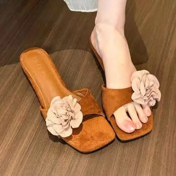 Slope heel open-toed one-word slippers for women in summer, new flower-decorated square head cool slippers 35