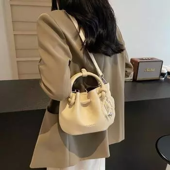 Сложенная маленькая женская сумка 2024 года, новая модная портативная сумка через плечо, простая универсальная сумка-мессенджер для поездок на работу и обратно бежевый