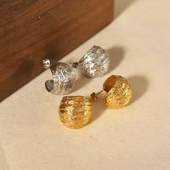Small cold wind fringe pleated texture earrings C-shaped large curved stud earrings 18K stainless steel premium earrings