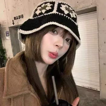 Small face niche handmade wool contrasting color striped bucket hat women s autumn and winter small face versatile knitted hat tide M56-58cm чёрный