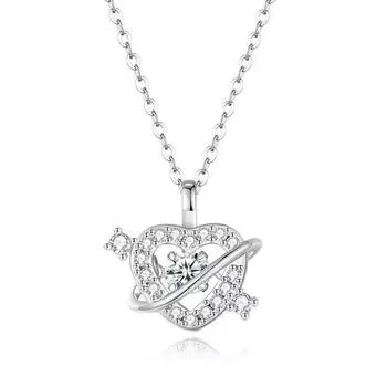 Снимок пронзающего сердце ожерелья для женщин с уникальным дизайном и милым и изысканным темпераментом