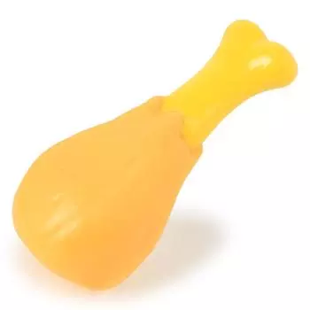 Собака грызет игрушку