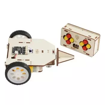 Собранная деревянная боевая машина с дистанционным управлением и большим сверлом