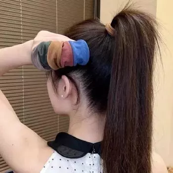 Мягкая и высокоэластичная кожа с чувством лица. Петля для волос - это ультраширокая бесшовная простая и разноцветная резинка для волос. чёрный