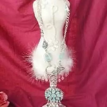 Сокровища Лили [C2395] - Белый держатель для ожерелья «Леди Скарлетт»