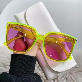 Солнцезащитные очки Little Red Book с квадратными солнцезащитными очками в ретро-стиле для мужчин и женщин с одним и тем же абзацем.