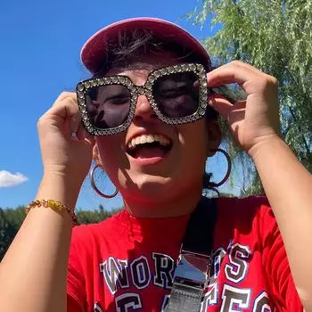 Солнцезащитные очки с квадратной оправой и бриллиантовыми заклепками разных цветов. Модные солнцезащитные очки в европейском и американском стиле. Ретро-трендовые очки в стиле диско.